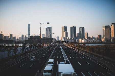 黄昏时分东京湾畔高速路车流