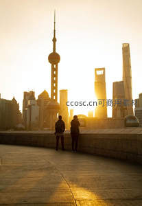 夕阳下东方明珠与城市剪影