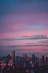 粉紫晚霞下的城市剪影天际线