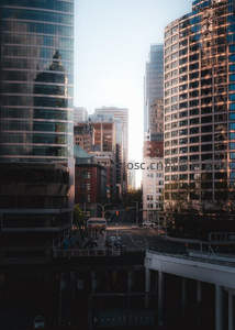 阳光穿透摩天楼群的都市峡谷街道