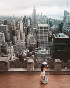 女子观景台拍摄纽约全景