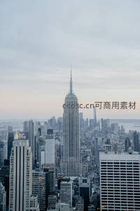 云层之下帝国大厦矗立纽约天际线