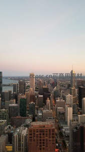 芝加哥天际线在暮色中渐次点亮灯火