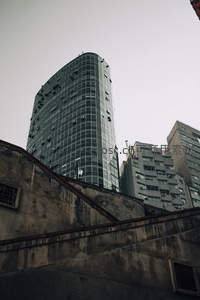 仰视视角下的玻璃幕墙摩天楼