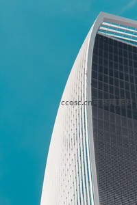 仰望未来之巅，流线型摩天楼刺破蓝天