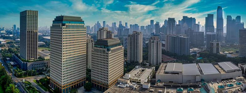 商务区高楼群在晴空下的壮丽景象