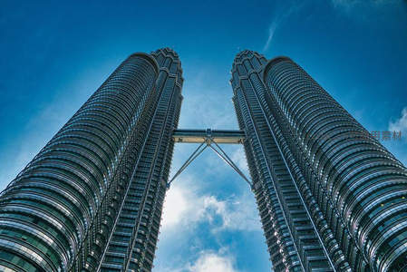 仰望双子塔直插云霄的震撼视角