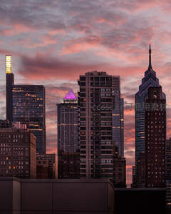 暮色中的都市天际线，霓虹与晚霞交织