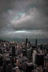 阴云密布下的芝加哥天际线，压抑而壮阔