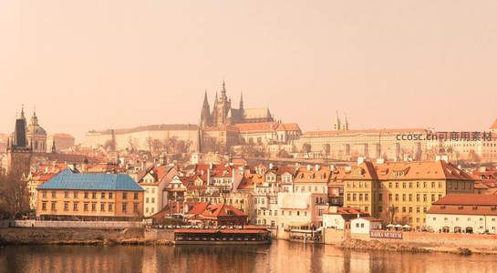 河畔古城黄昏全景图