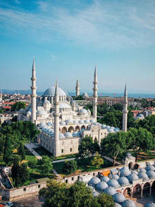 宏伟清真寺航拍，穹顶与尖塔映衬蓝天