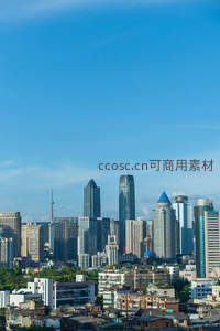 蓝天映衬下高楼林立的城市剪影