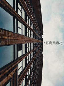 仰望砖墙建筑的几何线条与天空