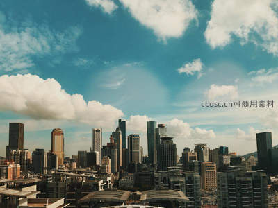 蓝天白云下繁华都市的现代天际线