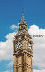 大本钟塔尖直指蓝天白云