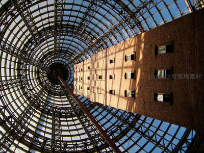 工业穹顶下的红砖塔楼