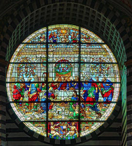 教堂圆形彩绘玻璃窗中的宗教故事