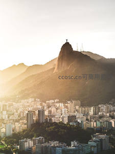 里约基督像沐浴晨光，俯瞰城市与群山交融