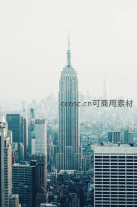 帝国大厦矗立于雾霭弥漫的纽约天际线之中