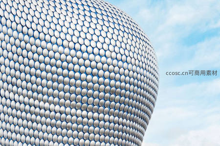 银色圆点覆盖的未来感建筑穹顶特写