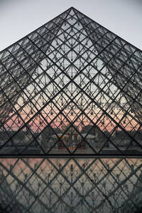 玻璃金字塔倒影映霞光