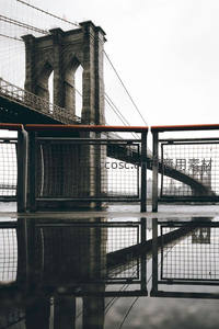 布鲁克林桥雨后倒影