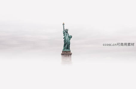 雾中自由女神像孤影