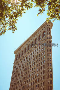 阳光下的熨斗大厦，经典建筑与绿叶相映成趣