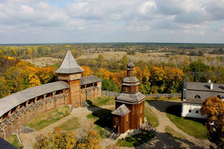 秋日木制古堡俯瞰金黄林海，历史气息浓厚