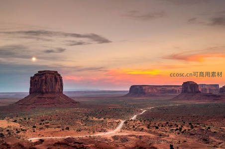 纪念碑谷日落时分壮丽荒漠地貌与孤月同辉