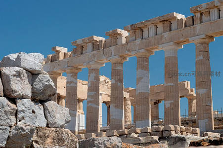 帕特农神庙古老石柱在蔚蓝天空下巍然屹立
