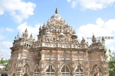印度风格清真寺穹顶繁复雕刻，蓝天映衬