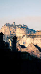 爱丁堡城堡屹立山巅，夕阳余晖洒落