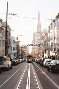 旧金山电车穿行城市街道