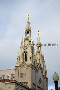 哥特式教堂尖塔直指云霄