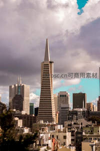 旧金山泛美金字塔在云层下的城市天际线