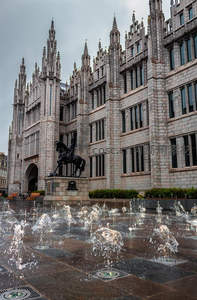 哥特式市政厅前喷泉与骑士像