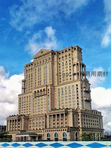 宏伟酒店：蓝天白云下的现代建筑
