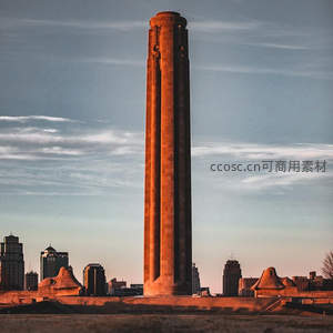 夕阳下的高塔与城市天际线