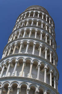 比萨斜塔仰拍特写