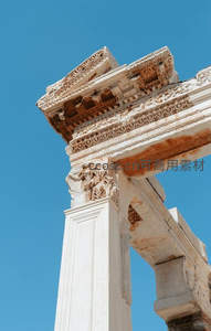 古典石柱雕花细节特写