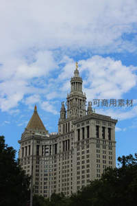 蓝天白云下的宏伟古典建筑