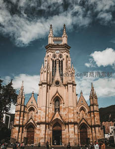 哥特式教堂仰拍，蓝天白云下的神圣尖顶
