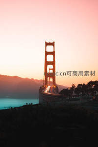 日落时分的金门大桥剪影与车流光轨