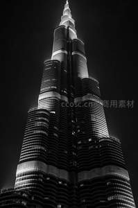 黑白夜景中的哈利法塔直插云霄