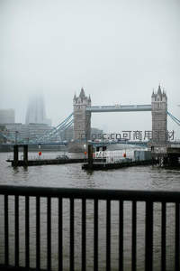雾锁伦敦塔桥，泰晤士河上朦胧如画