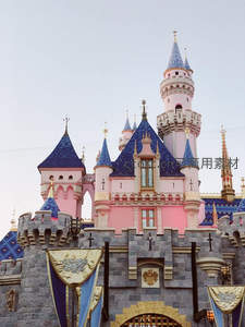 童话城堡粉墙蓝顶，梦幻浪漫如梦境