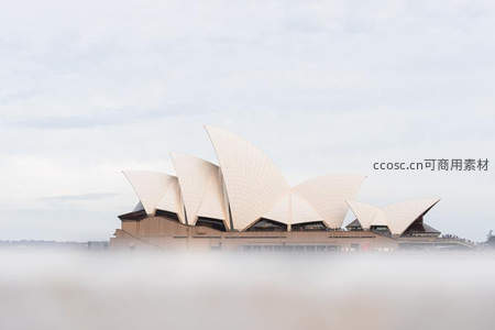 悉尼歌剧院在薄雾中若隐若现