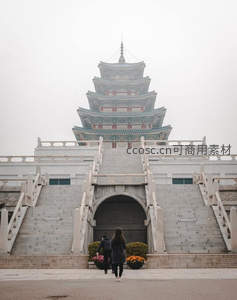 游客拾级而上探访古塔遗迹