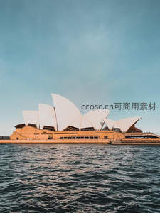 悉尼歌剧院帆形屋顶在海面映衬下如梦似幻
